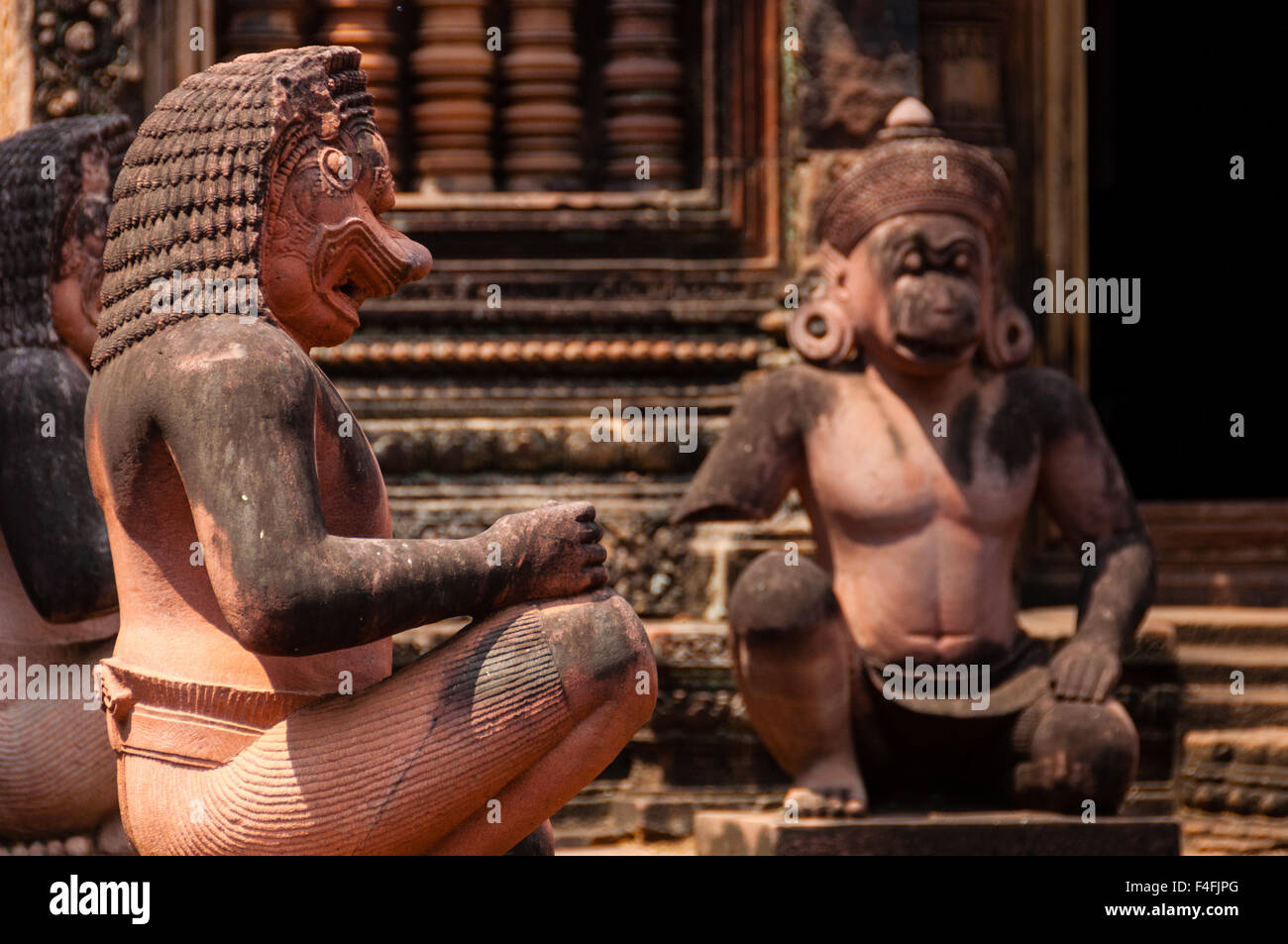 Stone sculputure sitting in front of temple B Stock Photo