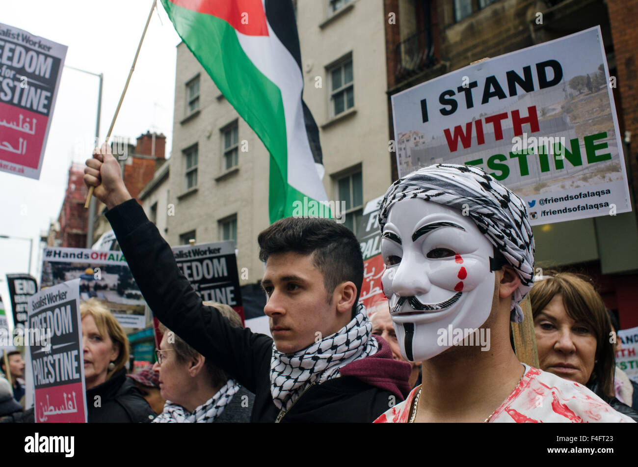 London, UK. 17th October, 2015. Around 2,500 people gather outside the London Israeli embassy, in protest against the treatment of Palestinians by the Israeli government. Credit:  Bertie Oakes/Alamy Live News Stock Photo