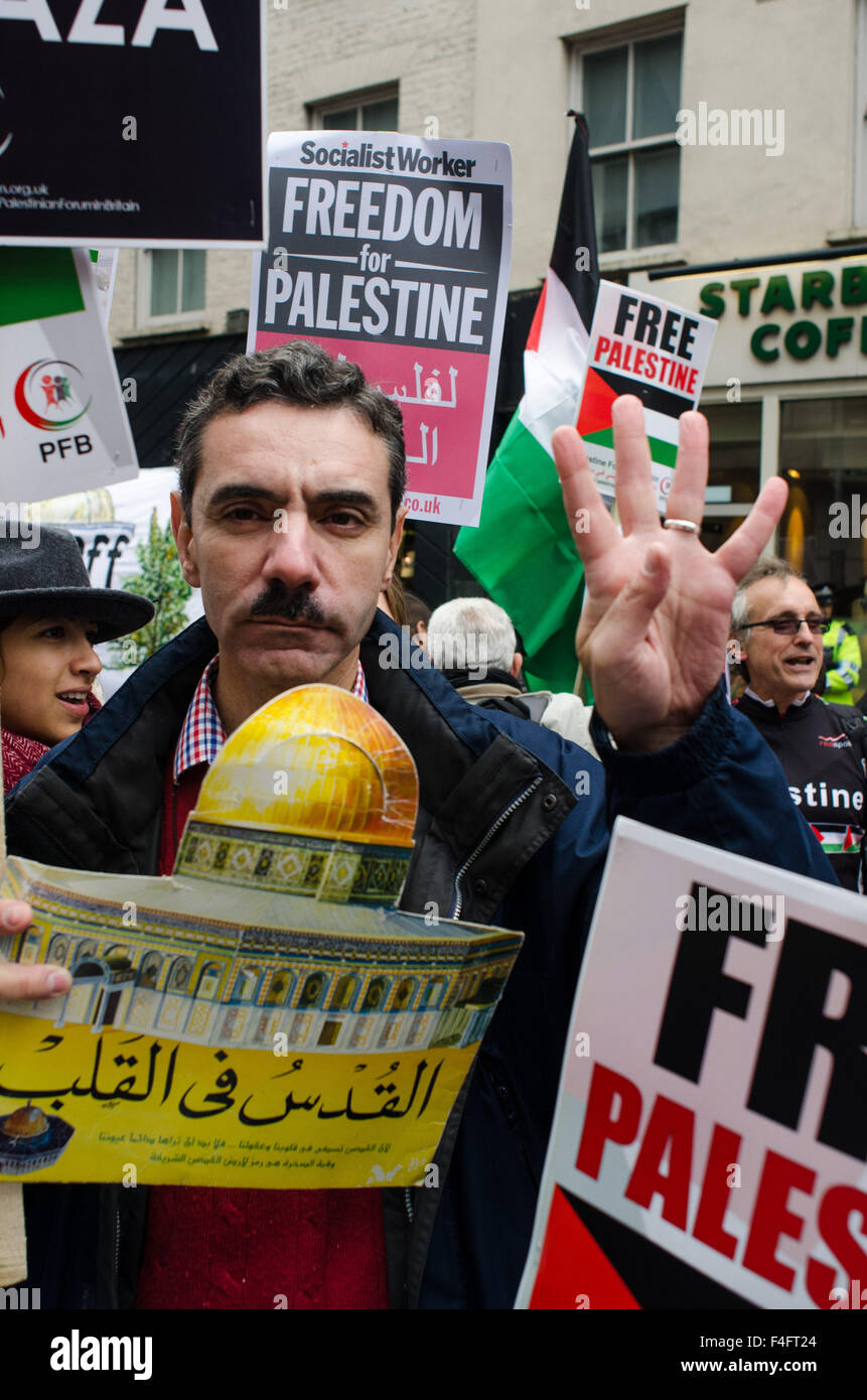 London, UK. 17th October, 2015. Around 2,500 people gather outside the London Israeli embassy, in protest against the treatment of Palestinians by the Israeli government. Credit:  Bertie Oakes/Alamy Live News Stock Photo