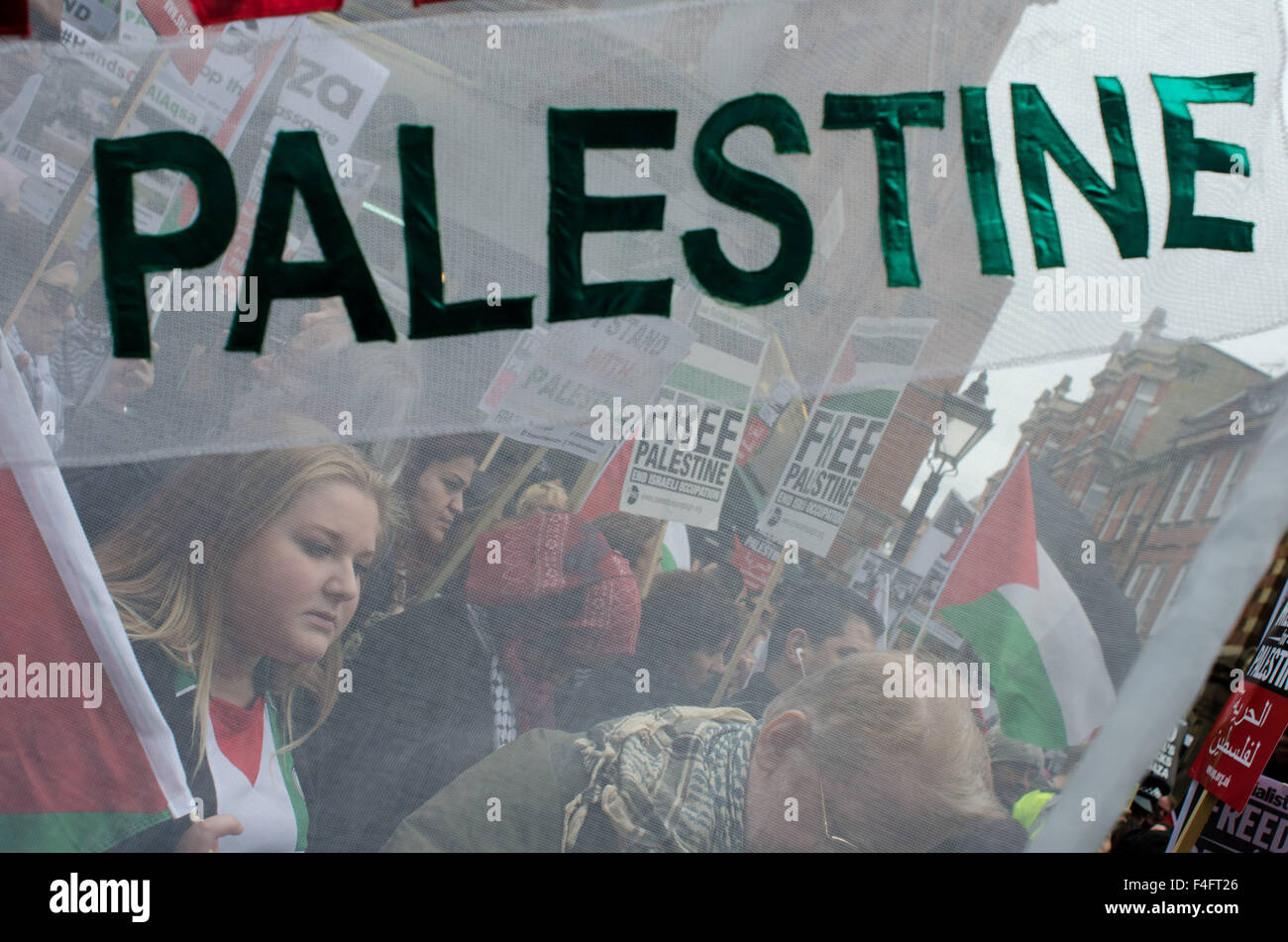 London, UK. 17th October, 2015. Around 2,500 people gather outside the London Israeli embassy, in protest against the treatment of Palestinians by the Israeli government. Credit:  Bertie Oakes/Alamy Live News Stock Photo