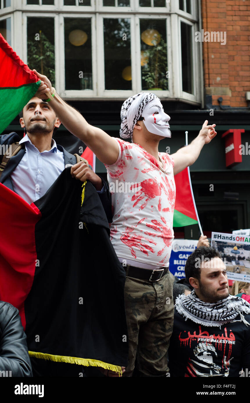 London, UK. 17th October, 2015. Around 2,500 people gather outside the London Israeli embassy, in protest against the treatment of Palestinians by the Israeli government. Credit:  Bertie Oakes/Alamy Live News Stock Photo