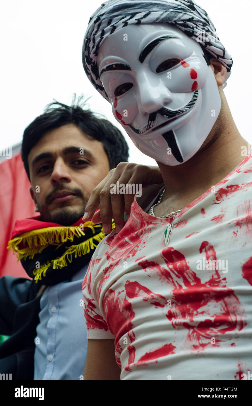 London, UK. 17th October, 2015. Around 2,500 people gather outside the London Israeli embassy, in protest against the treatment of Palestinians by the Israeli government. Credit:  Bertie Oakes/Alamy Live News Stock Photo