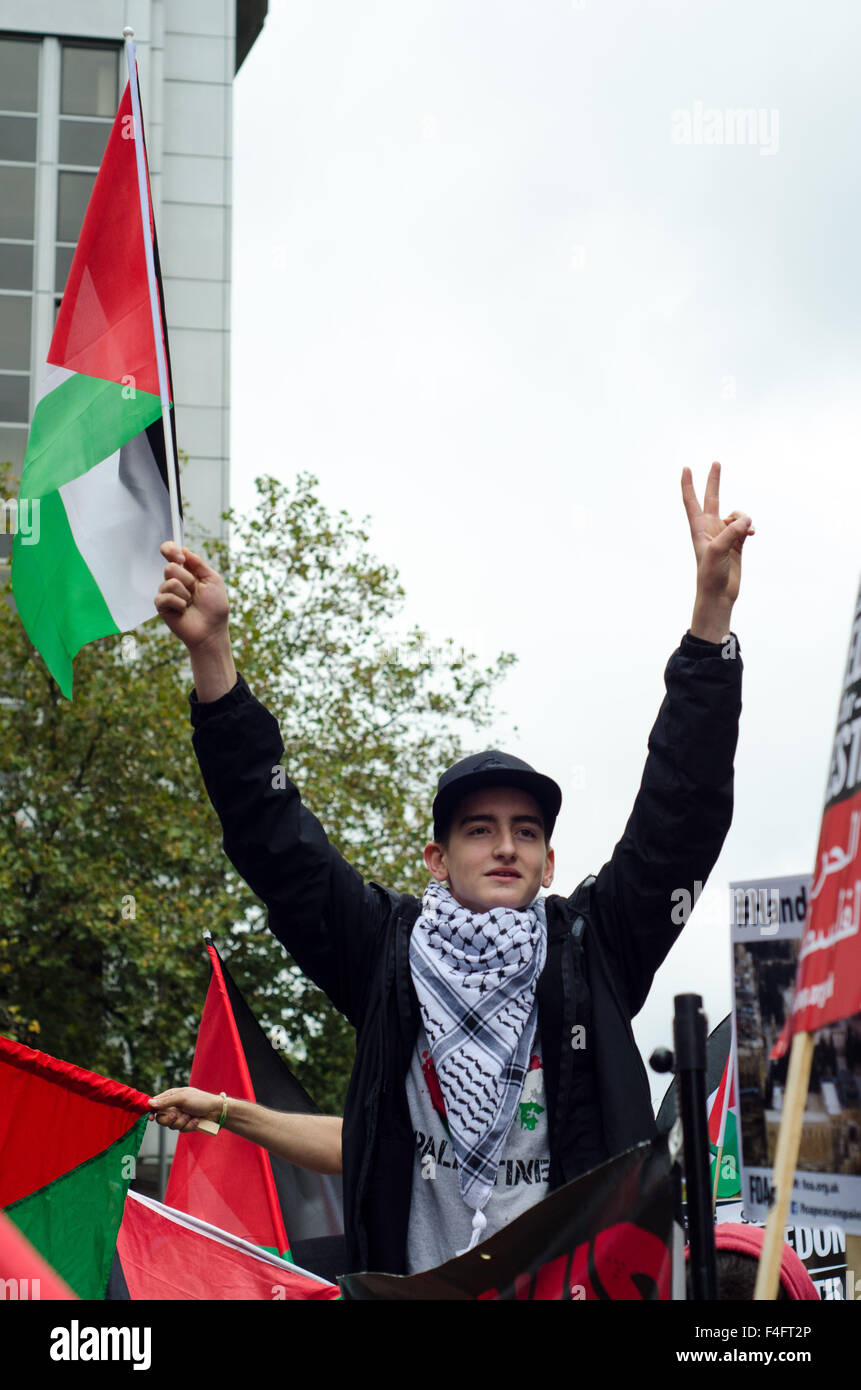 London, UK. 17th October, 2015. Around 2,500 people gather outside the London Israeli embassy, in protest against the treatment of Palestinians by the Israeli government. Credit:  Bertie Oakes/Alamy Live News Stock Photo