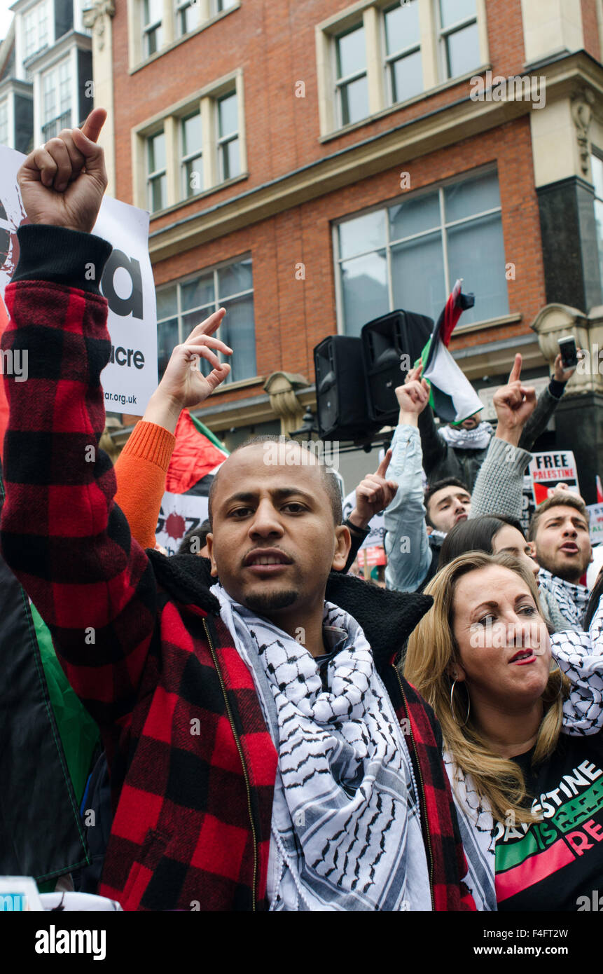 London, UK. 17th October, 2015. Around 2,500 people gather outside the London Israeli embassy, in protest against the treatment of Palestinians by the Israeli government. Credit:  Bertie Oakes/Alamy Live News Stock Photo