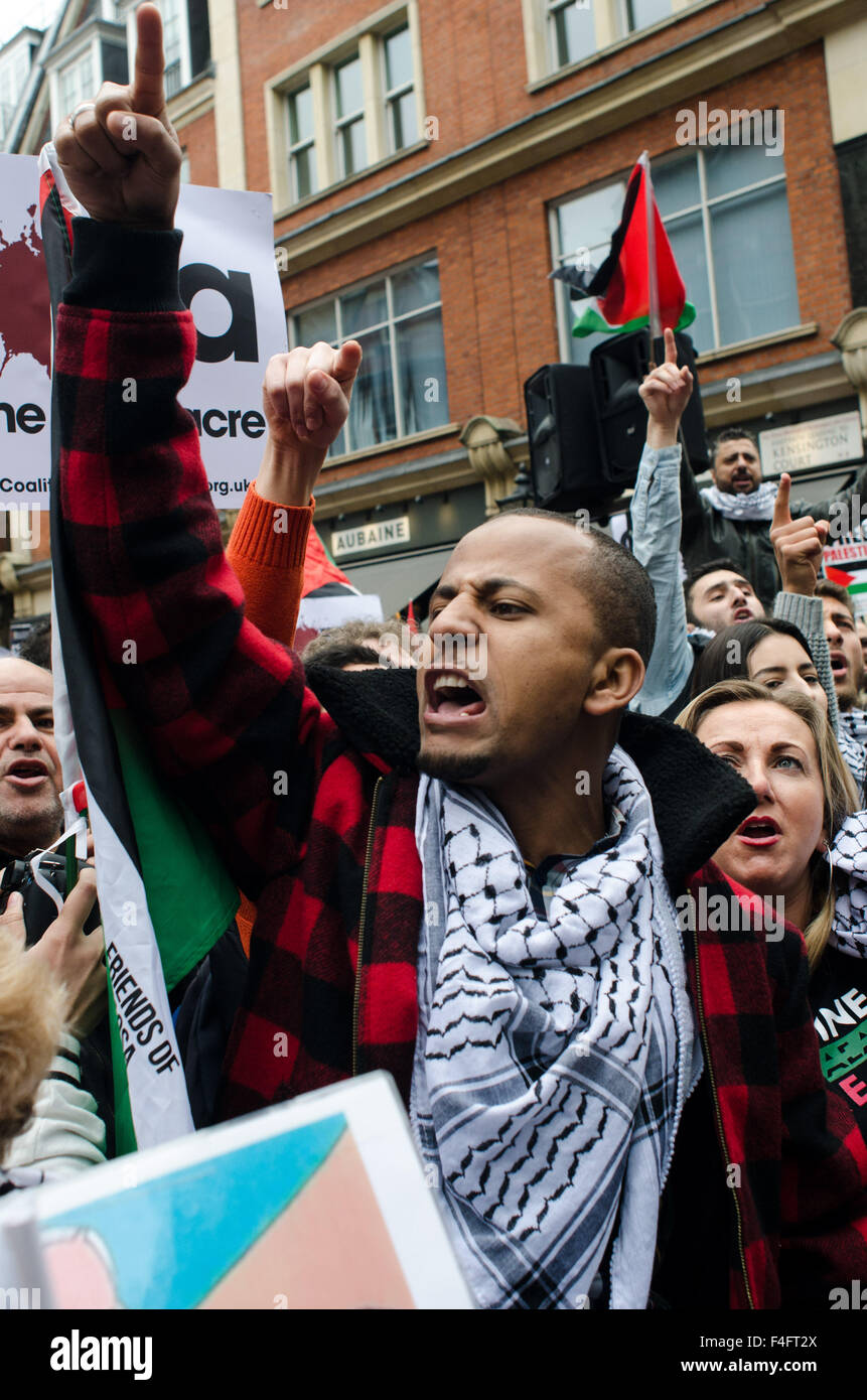 London, UK. 17th October, 2015. Around 2,500 people gather outside the London Israeli embassy, in protest against the treatment of Palestinians by the Israeli government. Credit:  Bertie Oakes/Alamy Live News Stock Photo