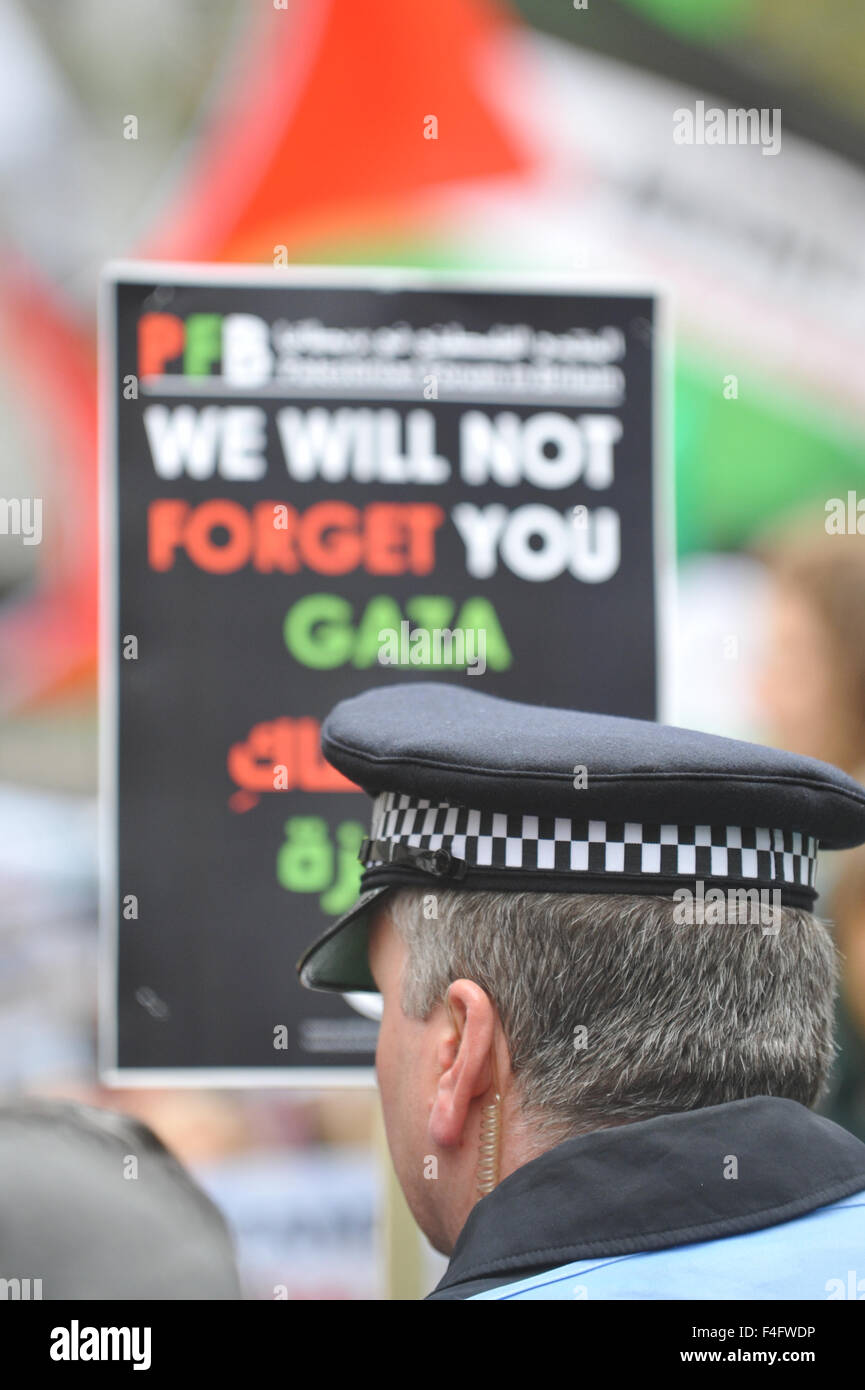 High Street Kensington, London, UK. 17th October 2015. Palestinians stage a protest outside Israeli Embassy, London © Matthew Ch Stock Photo