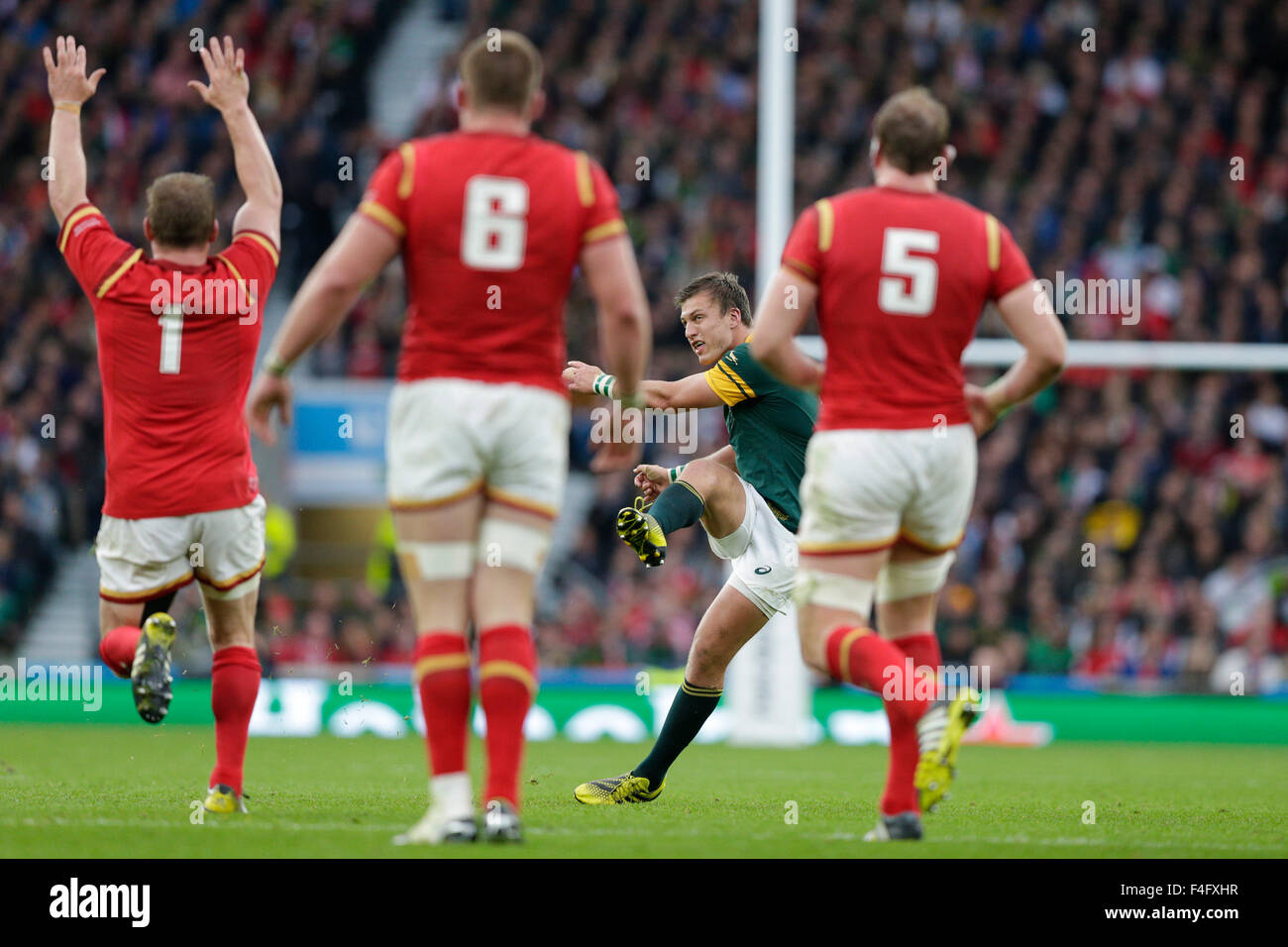 Twickenham Stadium, London, UK. 17th Oct, 2015. Rugby World Cup Quarter Final. South Africa versus Wales. South Africa outhalf Handre Pollard slots a crucial drop goal to narrow the scores Credit:  Action Plus Sports/Alamy Live News Stock Photo