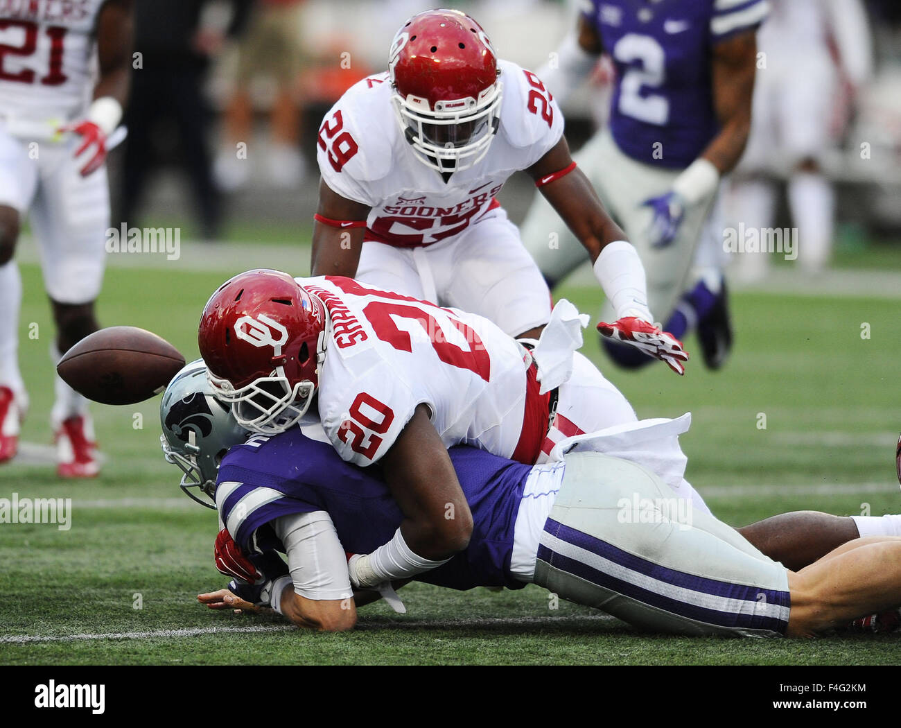 Manhattan, Kansas, USA. 17th Oct, 2015. Oklahoma Sooners linebacker Frank Shannon (20) forces Kansas State Wildcats quarterback Joe Hubener (8) to fumble late in the game during the NCAA Football game between the Oklahoma Sooners and Kansas State Wildcats at Bill Snyder Family Stadium in Manhattan, Kansas. Kendall Shaw/CSM/Alamy Live News Stock Photo