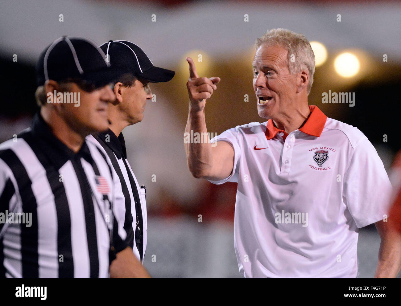 Albuquerque, NM, USA. 17th Oct, 2015. UNM's coach Bob Davie has a few words for the referee about the play that is showing on the video board in their game against Hawaii. Saturday, Oct. 17, 2015. © Jim Thompson/Albuquerque Journal/ZUMA Wire/Alamy Live News Stock Photo