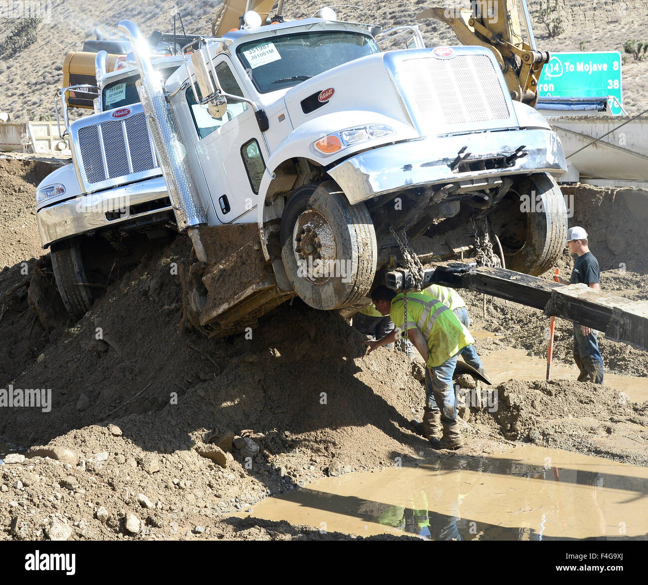 Tehachapi. 17th Oct, 2015. CA/US. Work crews on the 2nd day of trying