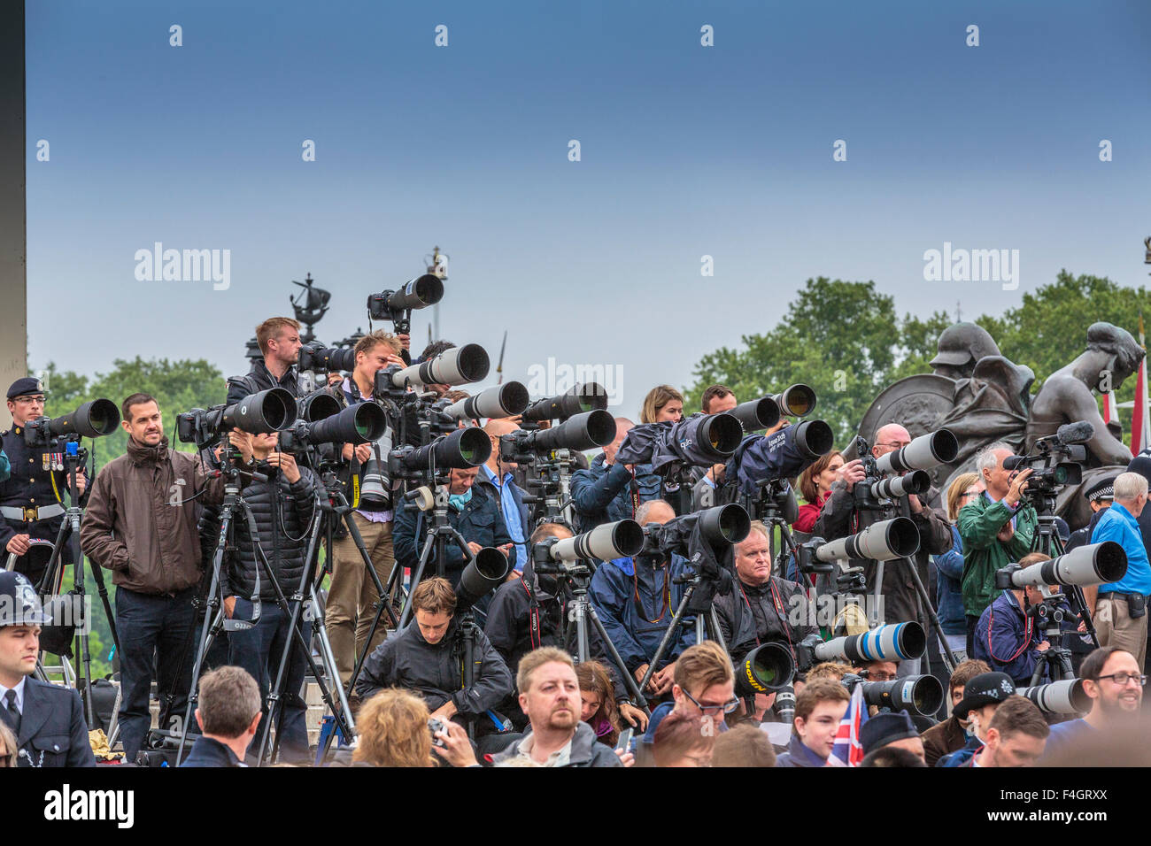 Press and Paparazzi photographers gather outside Buckingham Palace for special news London England UK Stock Photo