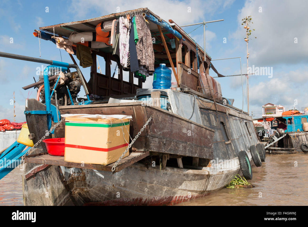 vietnamese house boat on the nmekong river at the Cai rang floating