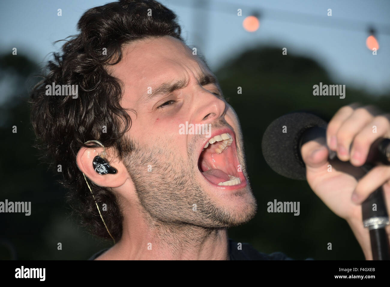 Gossip Girl' star Penn Badgley performs with his band Mothxr at Surf Lodge  Featuring: Penn Badgley Where: New York, United States When: 16 Aug 2015  Stock Photo - Alamy
