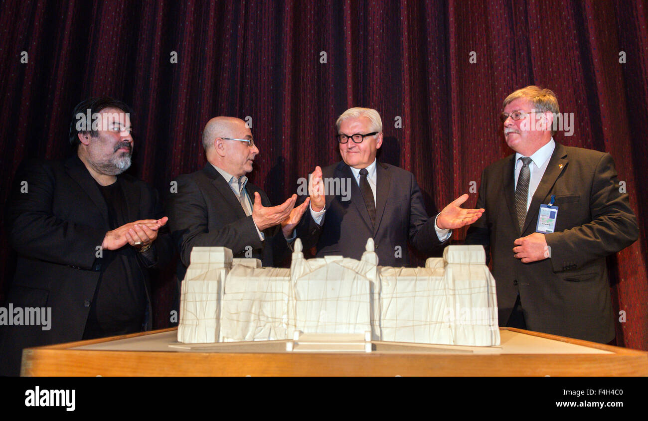 German Foreign Minister Frank-Walter Steinmeier (2.f.r., SPD) behind a model of the covered Reichstag, during a visit to the Tehran Museum of Contemporary Art (TMOCA), with museum director Majid Mollanoroozi (l); Iranian deputy culture minister Ali Moradkhani (2.f.l); and the vice president of the Stiftung Preussischer Kulturbesitz (Prussian Cultural Heritage Foundation) Guenther Schauerte (r), in Tehran, Iran, 17 October 2015. Earlier, the Stiftung Preussischer Kulturbesitz and the Tehran Museum of Contemporary Art (TMOCA) signed a declaration of intent to hold an exhibition of art from the T Stock Photo
