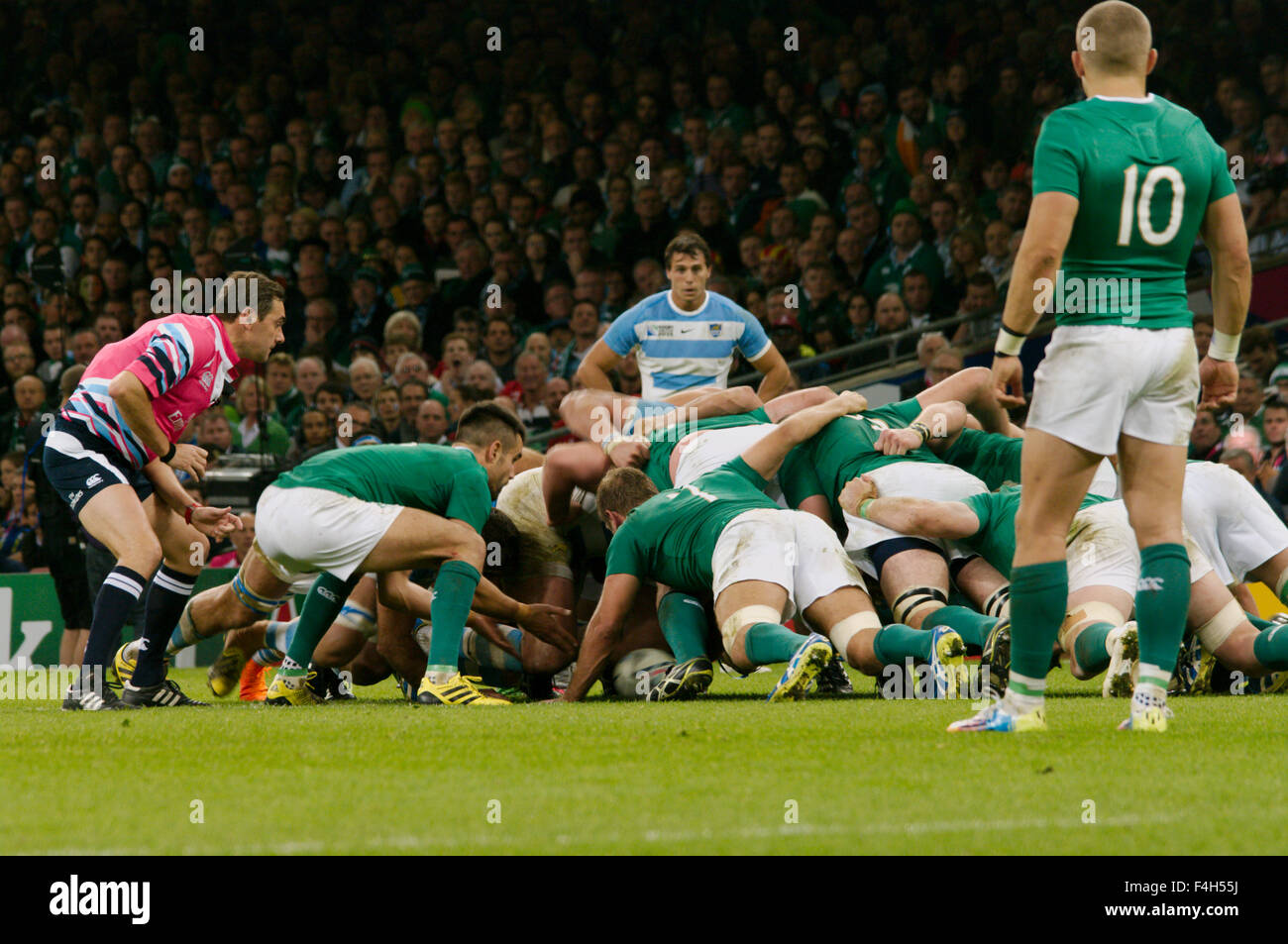 Cardiff, UK, 18 October 2015, Conor Murray, scrum half for Ireland, putting the ball into a scrum during their match against Argentina,  Credit:  Colin Edwards/Alamy Live News Stock Photo