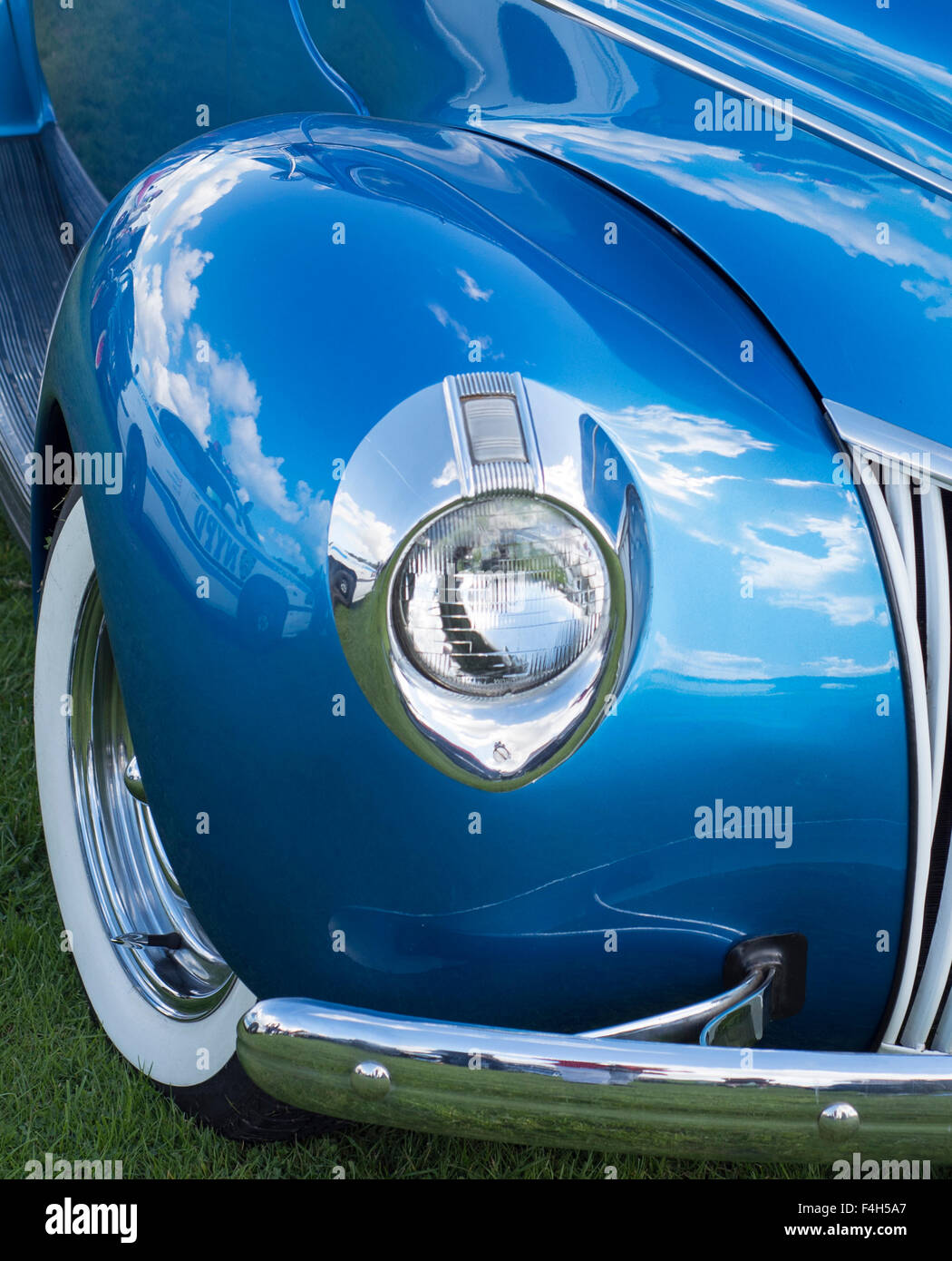 Blue car, headlamp, glass, reflector, circle, silver, grille, white