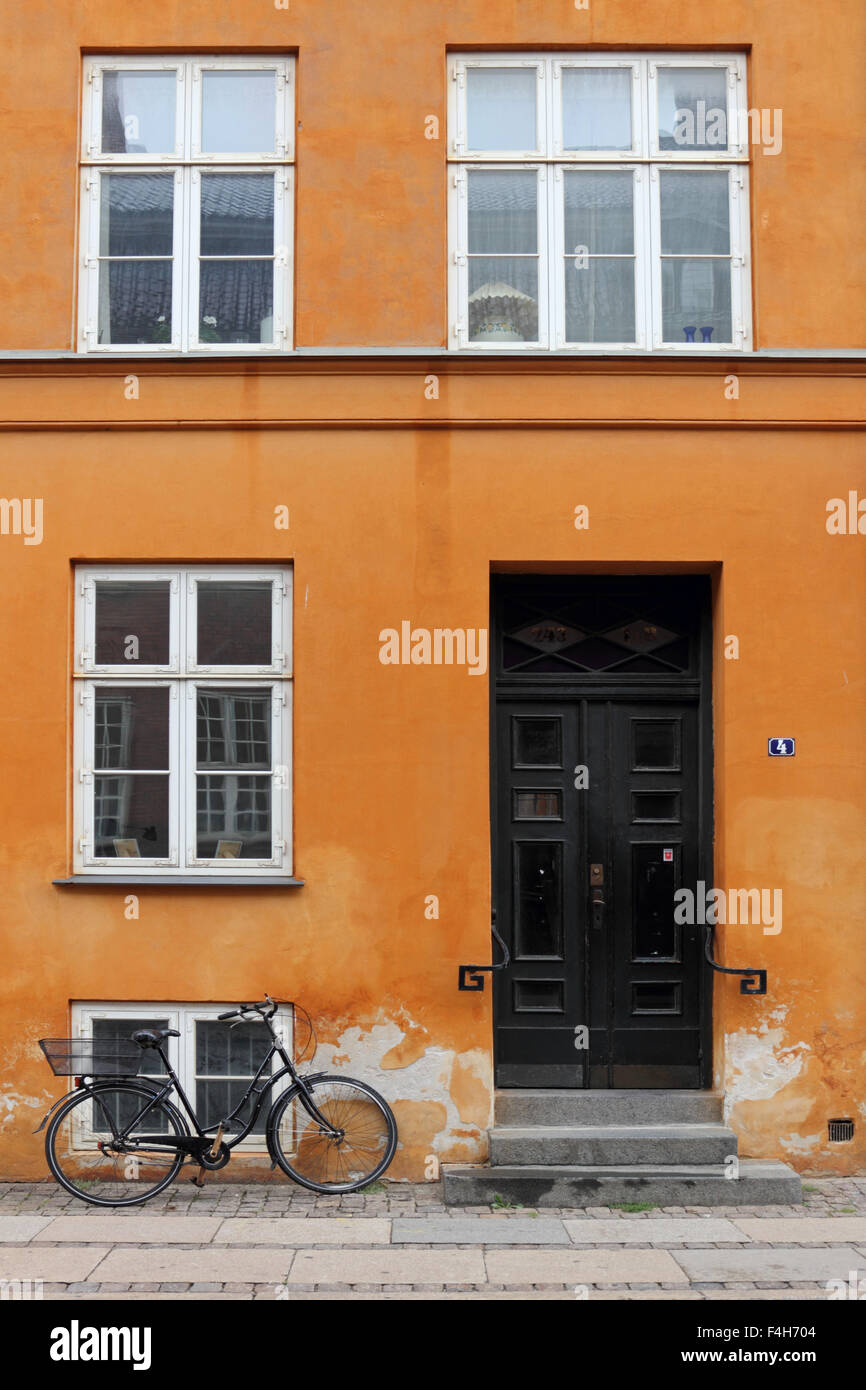 House with bicycle hi-res stock photography and images - Alamy
