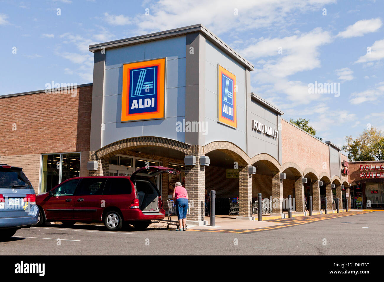 ALDI supermarket Alexandria, Virginia USA Stock Photo Alamy