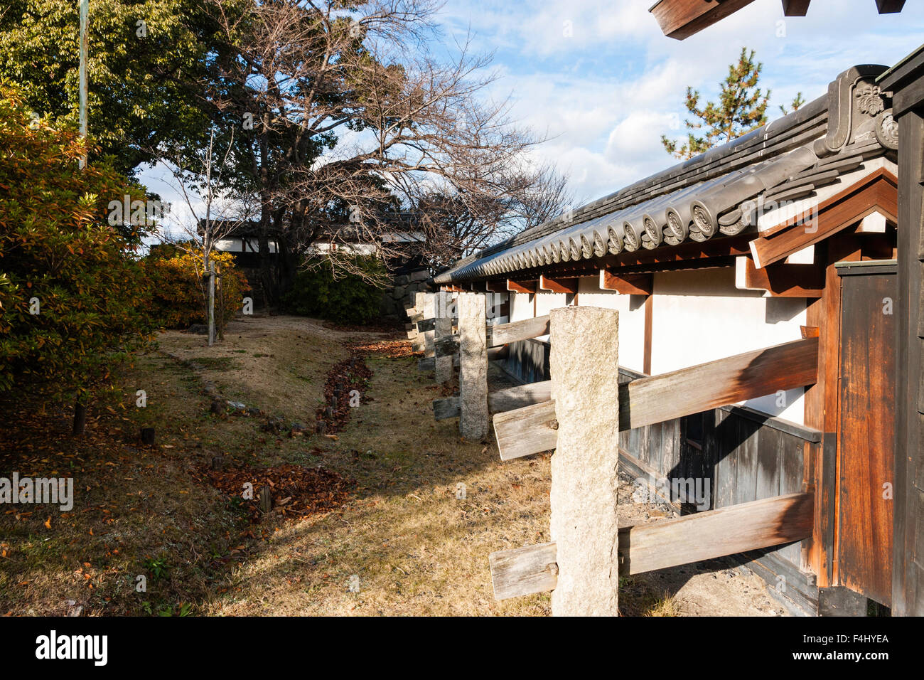 Japan, Yamato-Koriyama castle. Palisade, wall by Ote East Corner turret, yagura. Wooden topped with white plaster, dobei style. Ishizama supports. Stock Photo