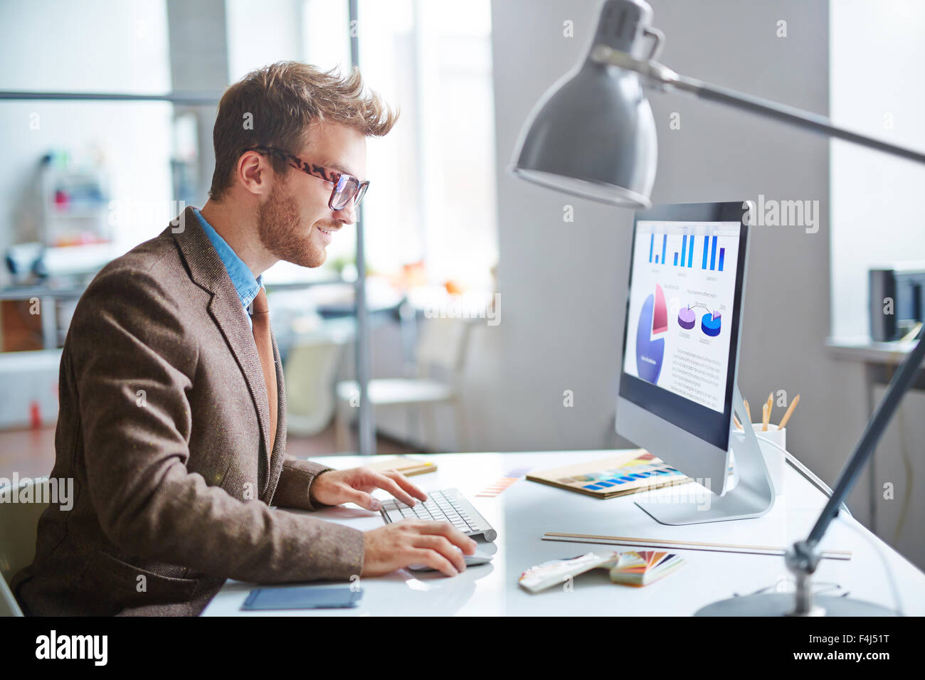 Office worker using computer hi-res stock photography and images - Alamy