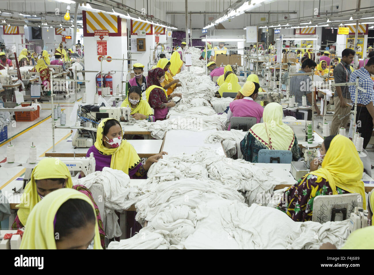 Gazipur, Dhaka, Bangladesh. 21st Sep, 2015. Bangladeshi female workers work at a garments factory in Gazipur, near Dhaka, Bangladesh. © Suvra Kanti Das/ZUMA Wire/Alamy Live News Stock Photo