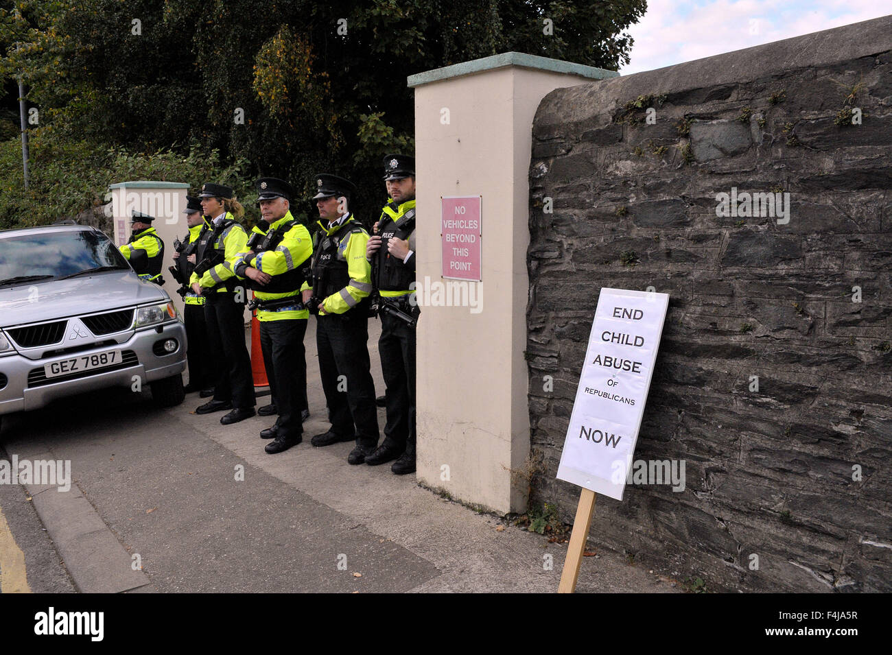 Police Service Northern Ireland (PSNI) officers block an entrance to St Columb’s Park in Londonderry Stock Photo