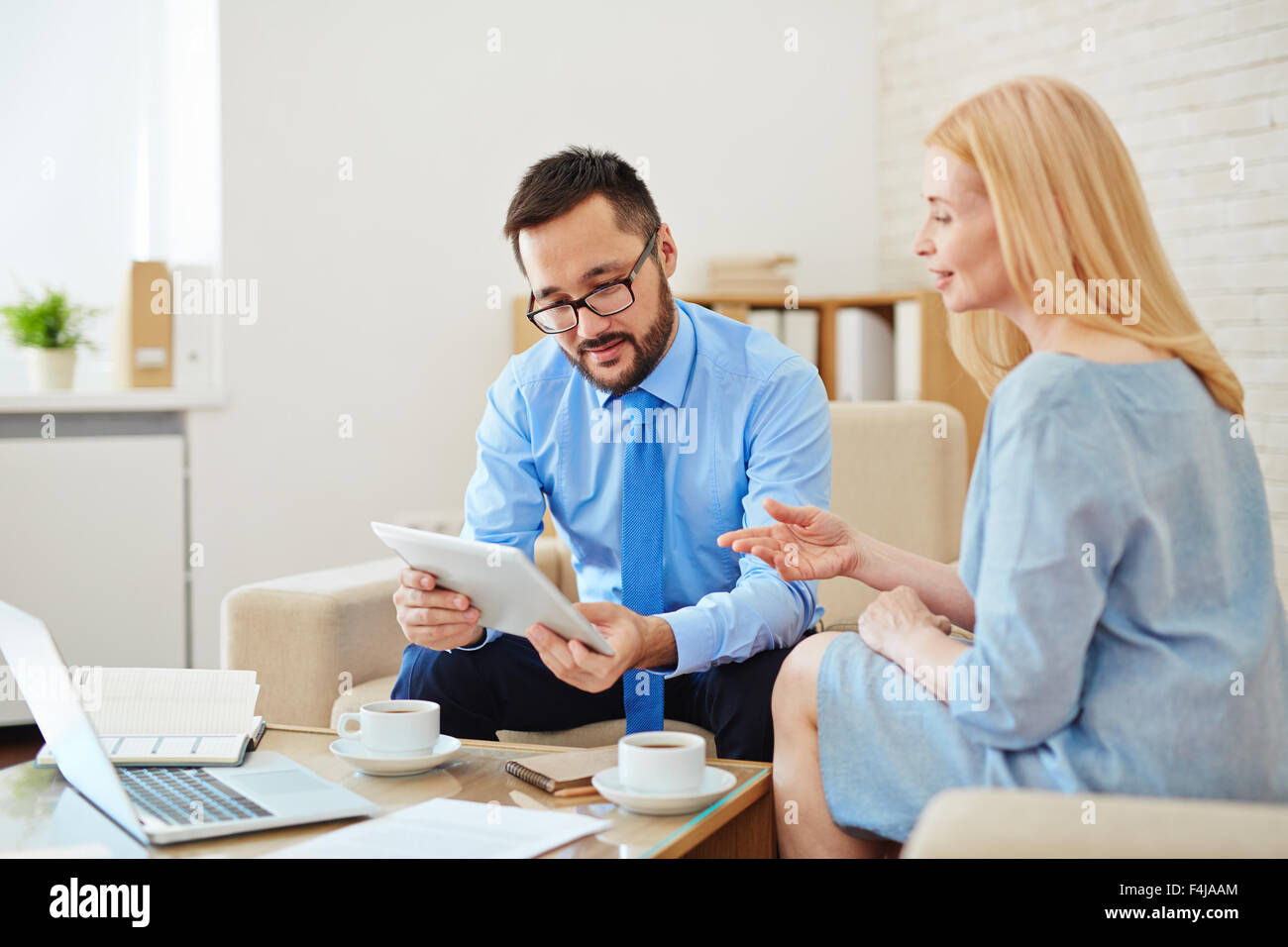 Young office workers hi-res stock photography and images - Alamy