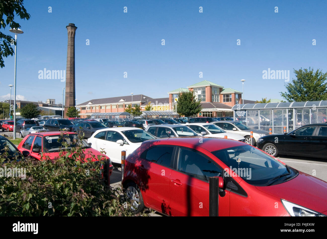 out of town superstore car park parking parks supermarket large super huge store shopping center centers hypermarket free car ca Stock Photo
