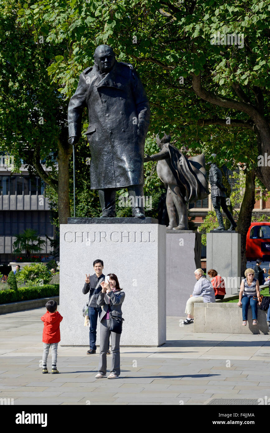 Sir Winston Churchill statue, tourists at the Churchill statue, London, Britain, UK Stock Photo