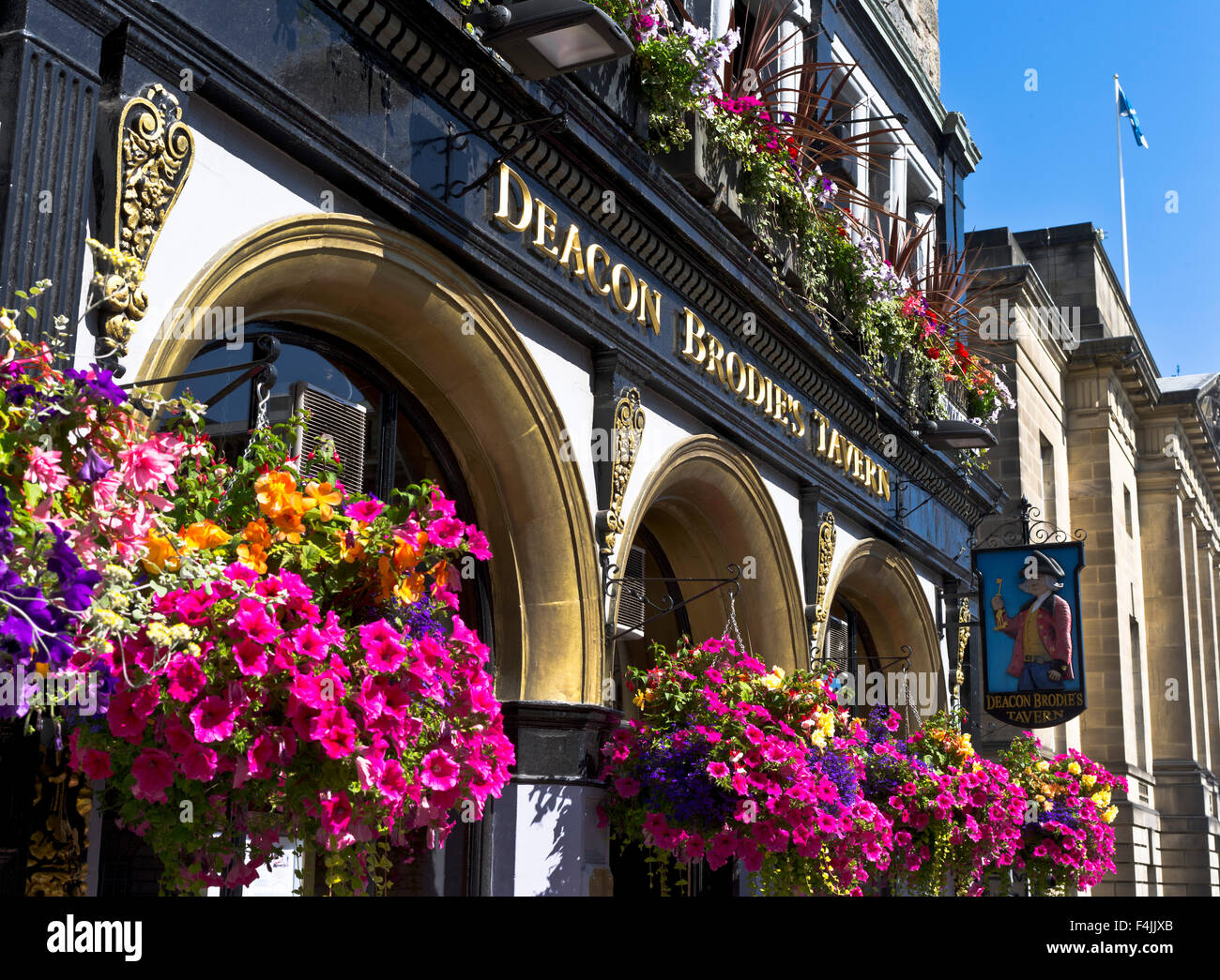 dh Lawnmarket THE ROYAL MILE EDINBURGH Deacon Brodies Tavern Edinburgh sign and hanging baskets brodie basket Stock Photo