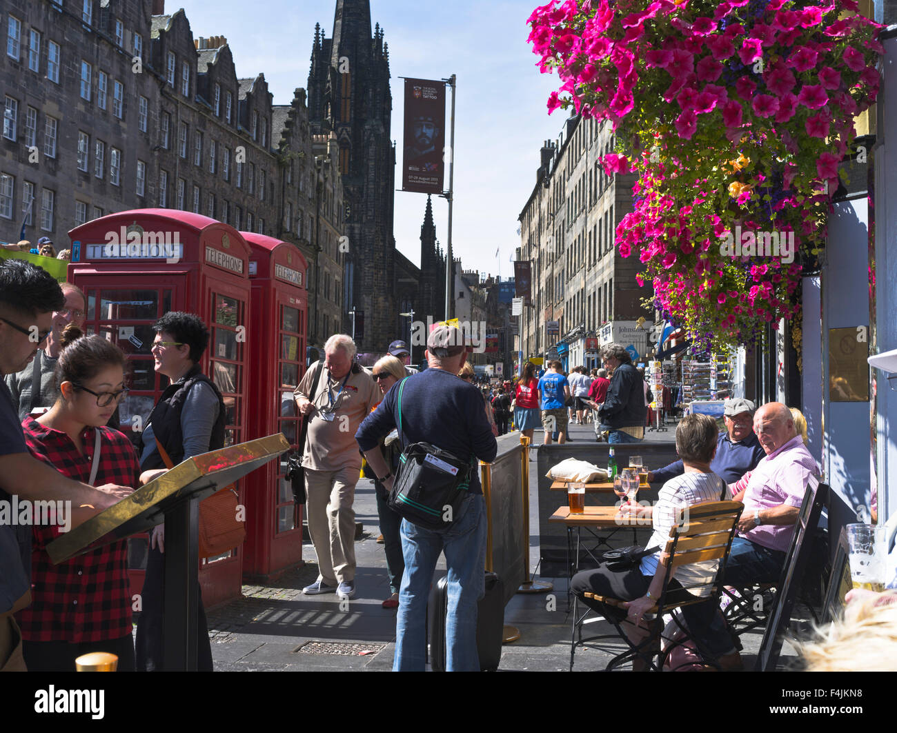 dh Deacon Brodies Tavern THE ROYAL MILE EDINBURGH Brodie Lawnmarket people drinking street pavement summer beer scotland city alcohol uk Stock Photo