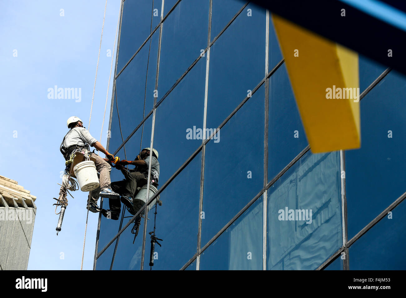 Roping down down a building hi-res stock photography and images - Alamy