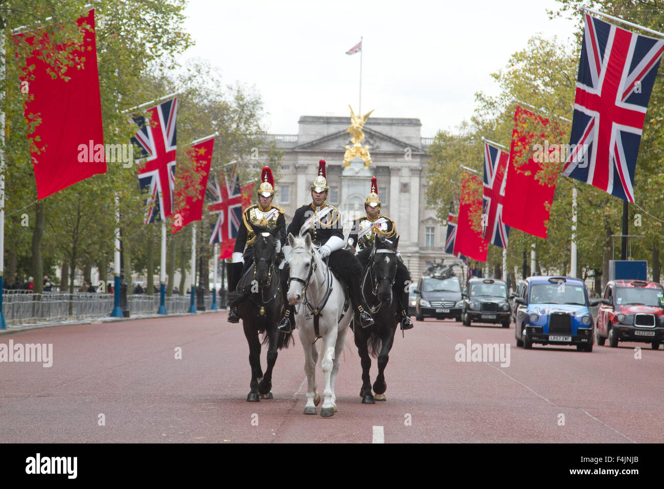 London,UK. 19th October 2015. The Mall is decorated with Union Jacks and Chinese flags ahead of the official state visit by President Xi Jinping who arrives on a four day stay to Britain as guest of Her Majesty The Queen at Buckingham Palace Credit:  amer ghazzal/Alamy Live News Stock Photo
