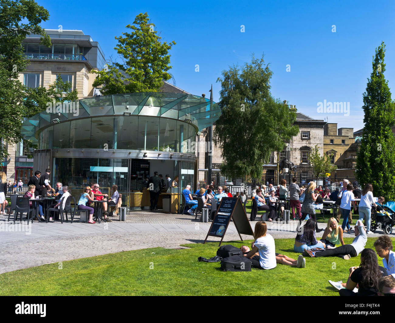 dh  ST ANDREWS SQUARE EDINBURGH people relaxing public gardens outdoor cafe summertime sunshine summer city outdoors uk Stock Photo