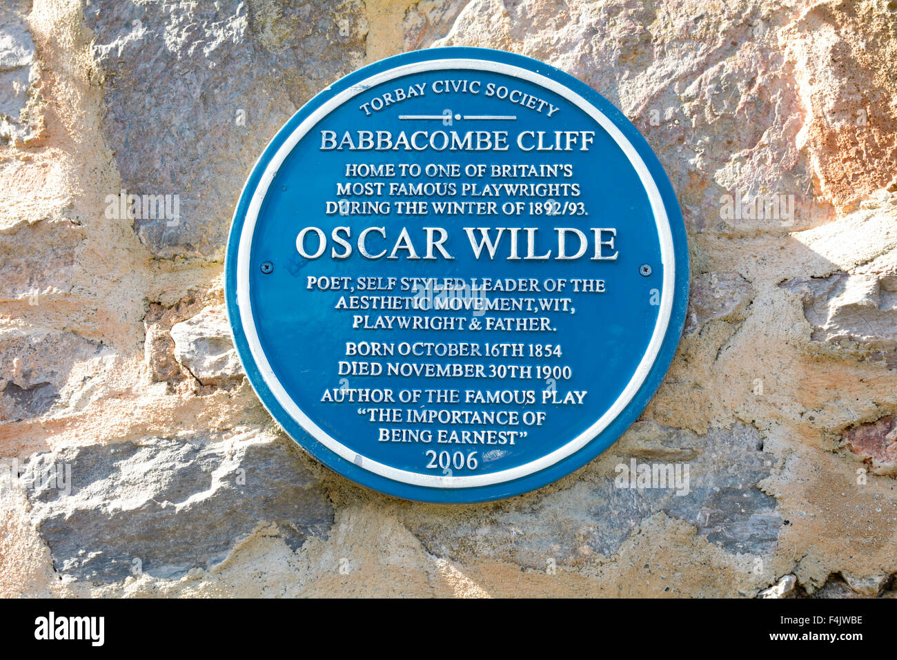 English Heritage Blue Plaque 'Playwright Oscar Wilde lived at Babbacombe Cliff' sign on wall in Torquay, Devon, England Stock Photo