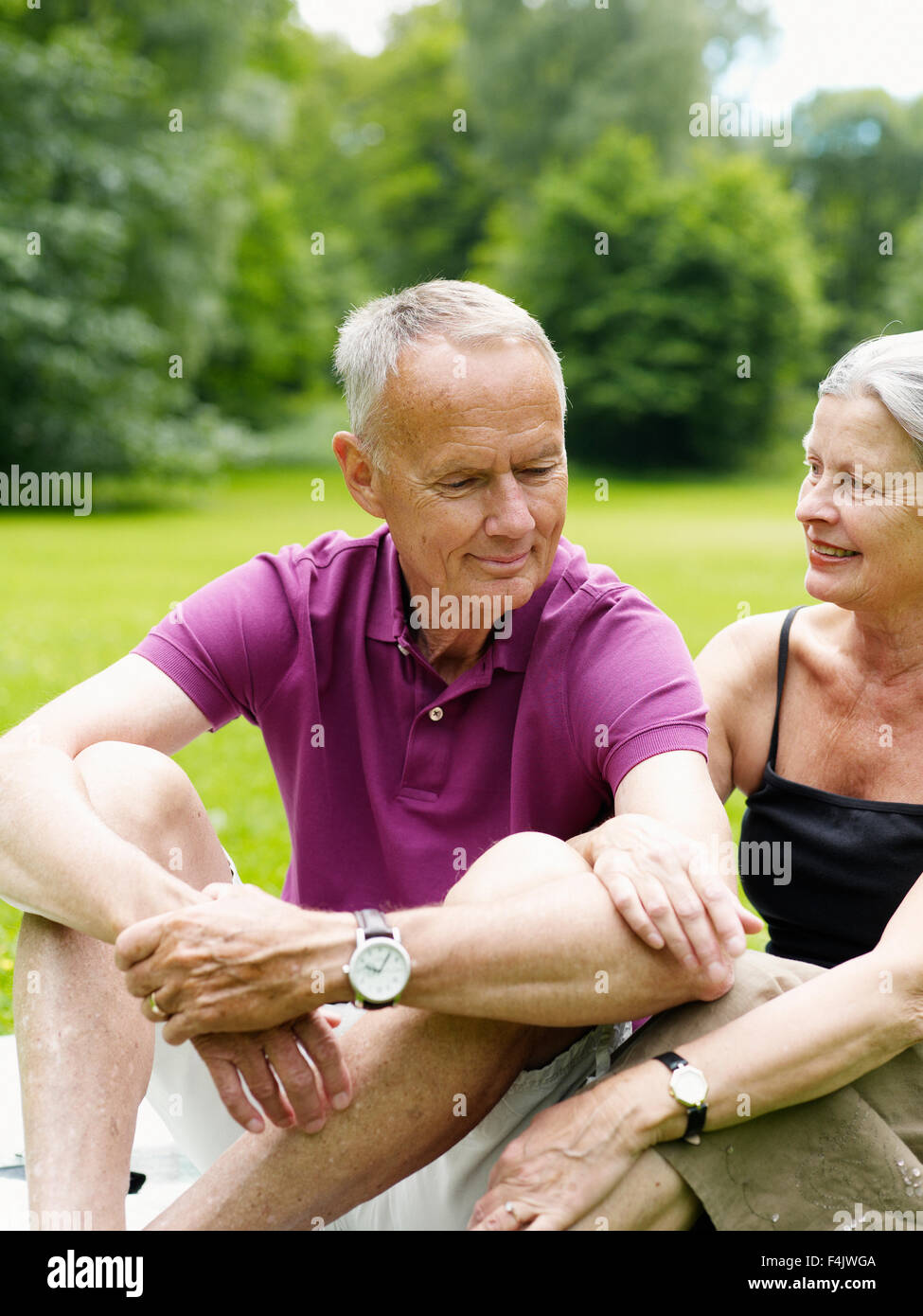 Senior couple relaxing in park Stock Photo - Alamy