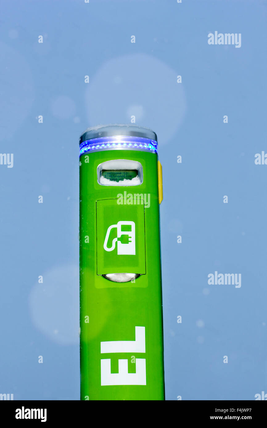 Electric car charging station Stock Photo Alamy