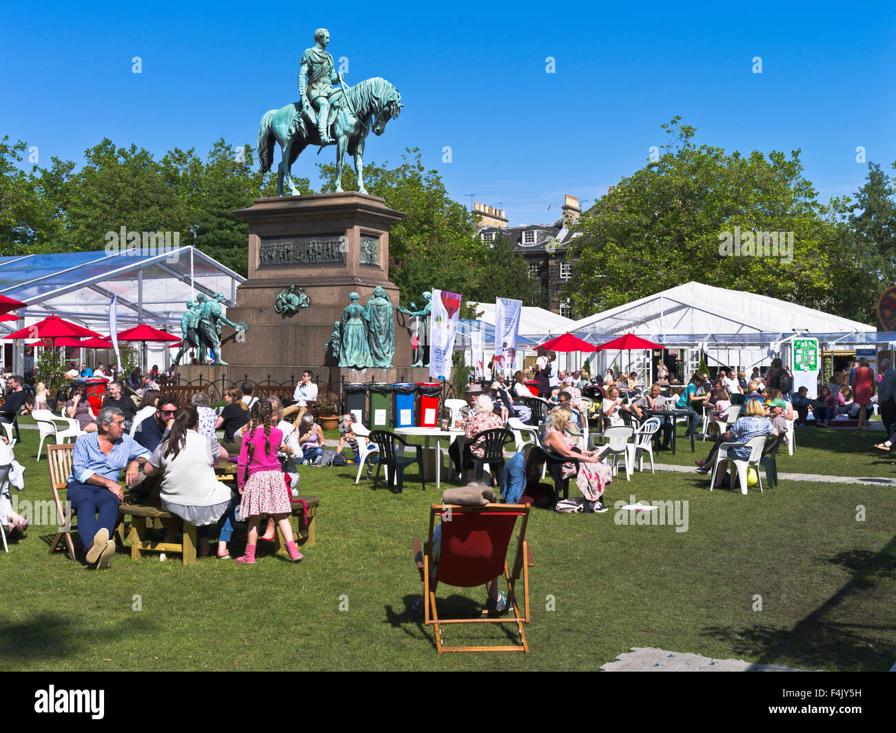 dh International Book Festival CHARLOTTE SQUARE EDINBURGH SCOTLAND People relaxing summer park summer Prince Albert Statue parks deck chairs uk crowd Stock Photo