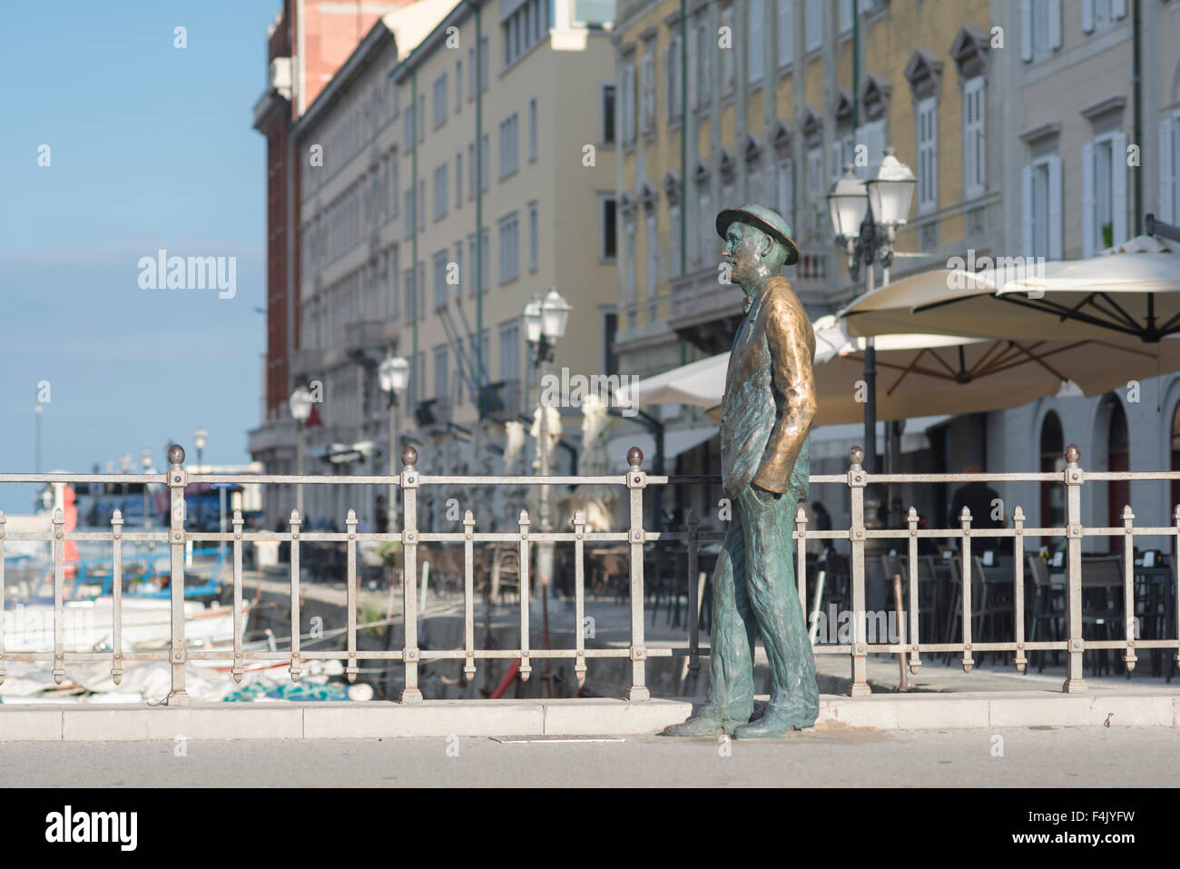 James joyce statue hi-res stock photography and images - Alamy