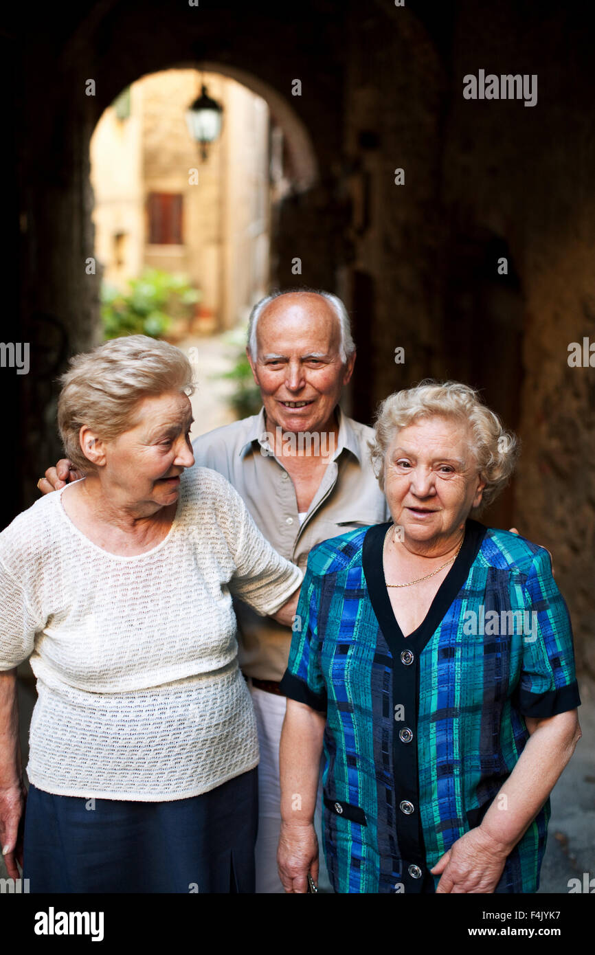 People standing in alley old hi-res stock photography and images - Alamy