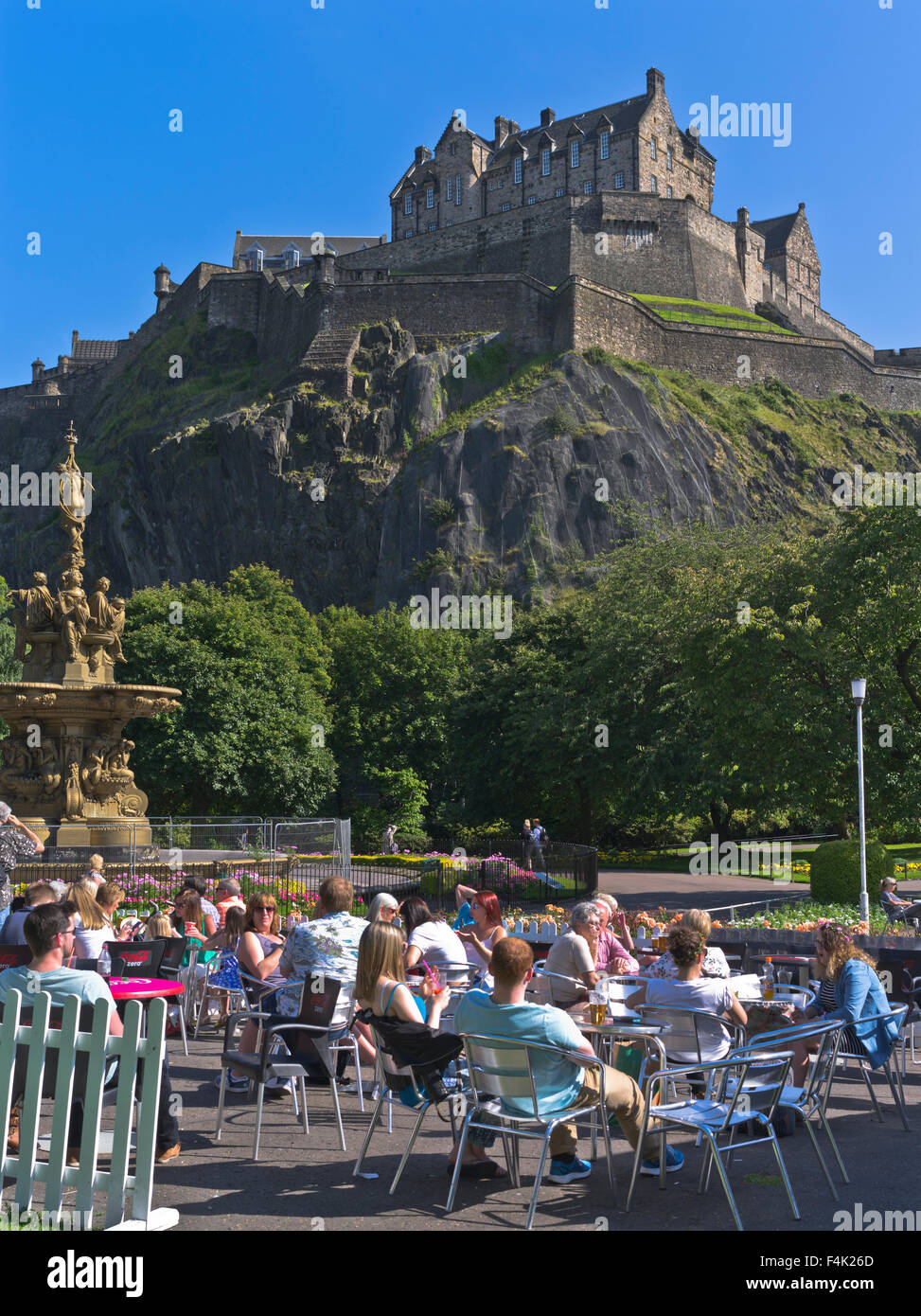 dh  PRINCES ST GARDENS EDINBURGH People relaxing summer cafe sunshine Castle scotland outdoor seating tourist day city attraction UK Stock Photo