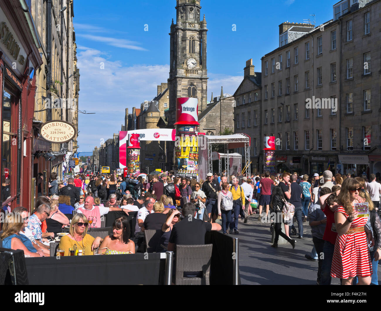 dh Fringe Festival ROYAL MILE EDINBURGH Tourist people sitting outdoor pub summer sun the bars city crowds street scotland cafe busy attraction Stock Photo