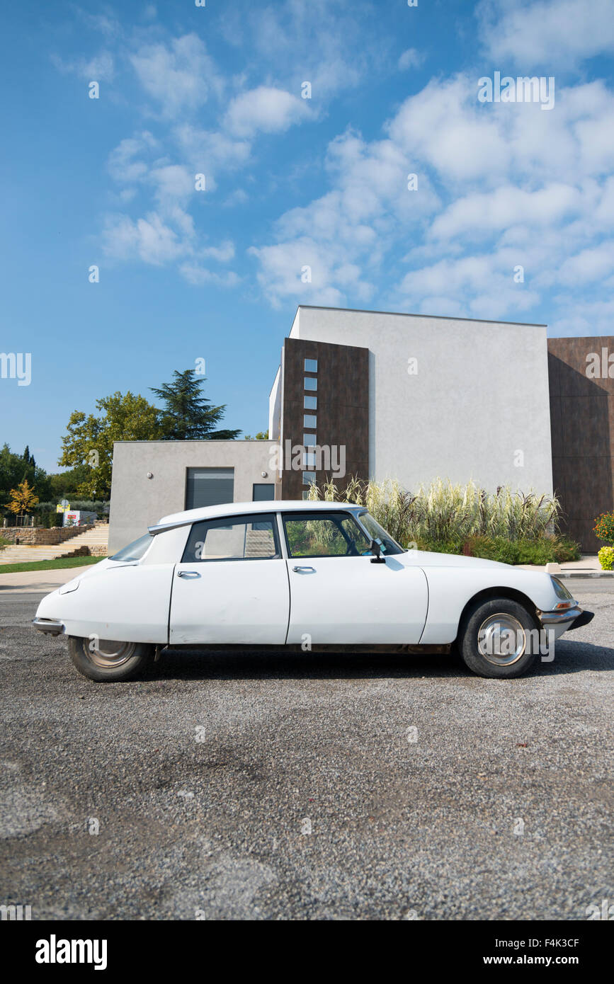 Place du Temple-Neuf in central Strasbourg vintage Citroen car driving  between cars – Stock Editorial Photo © ifeelstock #551629444