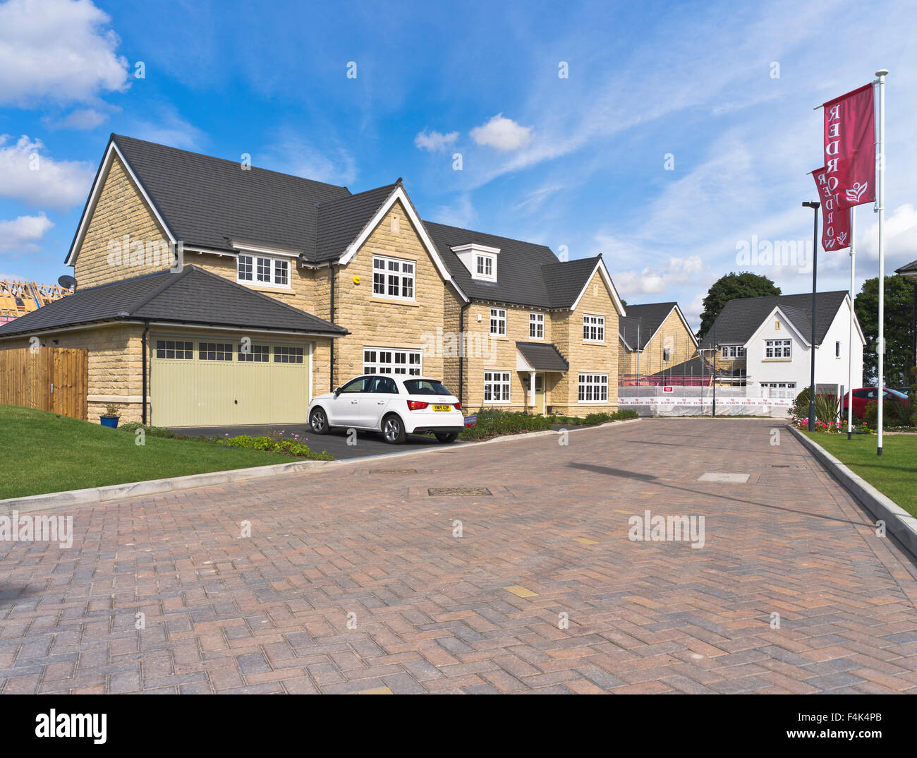 dh  REDROW HOMES UK New houses uk new housing estate development row house build north yorkshire england Stock Photo