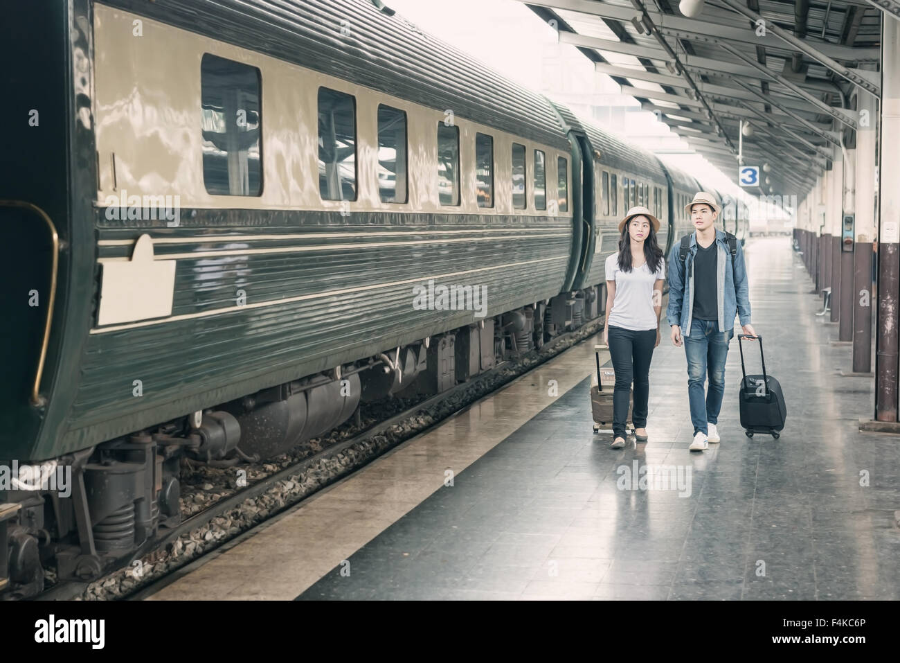 Goodbye at train station hi-res stock photography and images - Alamy