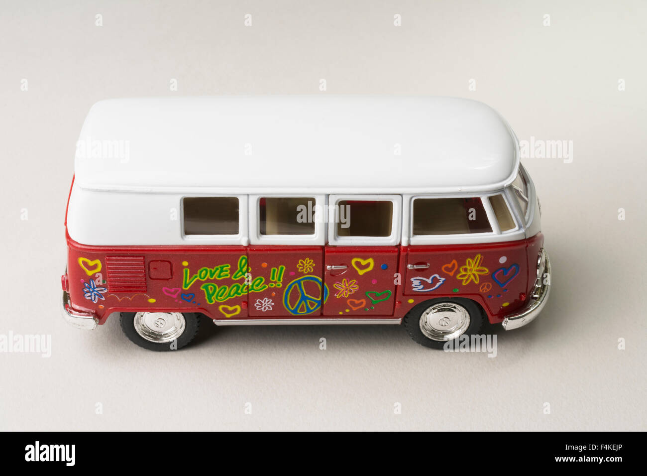 Hogar y Más Diseño Hippie Flower Power 25X12X15 cm Figura Vehiculo Decorativo de Metal Verde Vehículo Hippie Vintage 