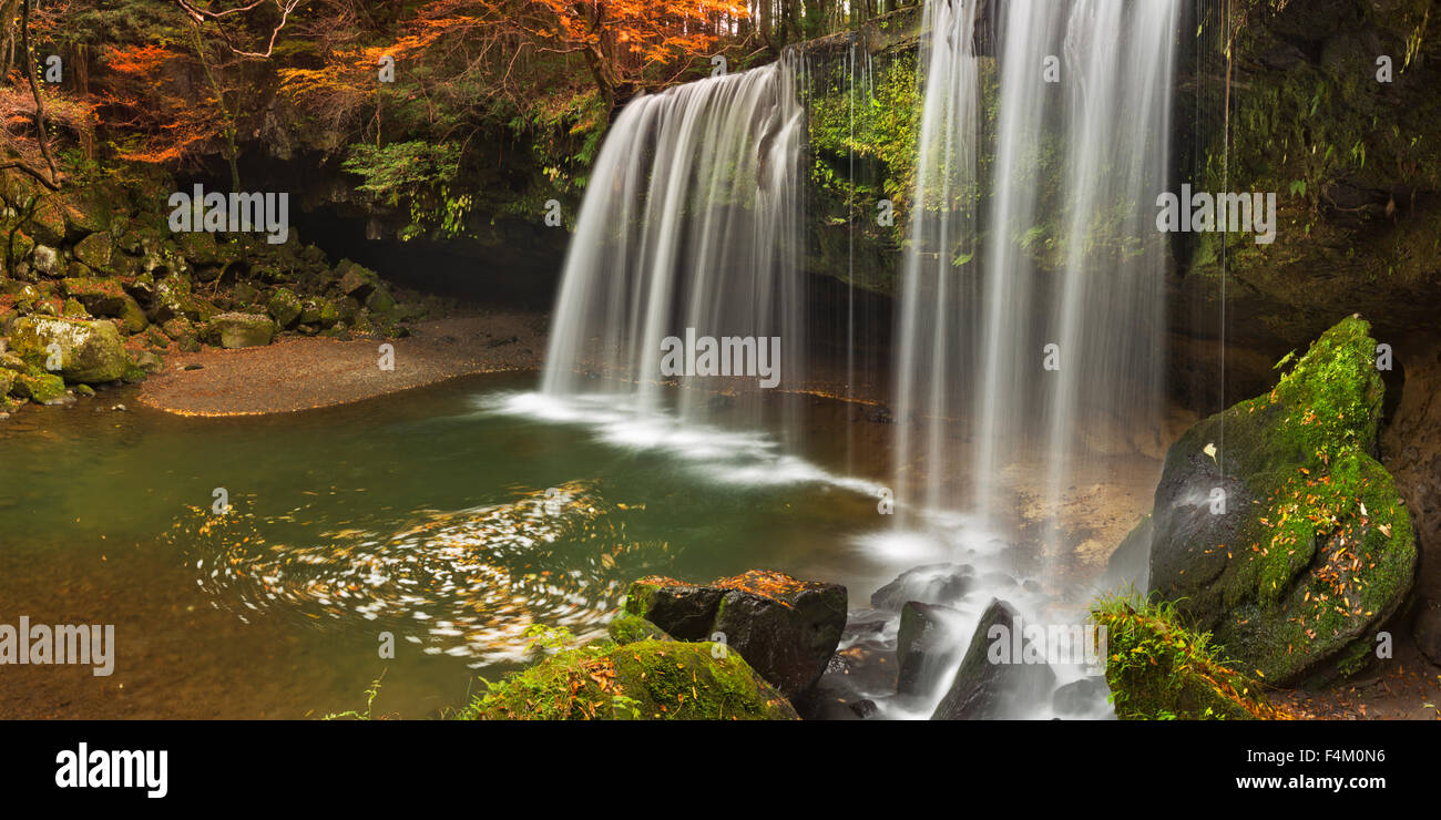 The Nabegataki Falls (鍋ヶ滝) on the island of Kyushu, Japan surrounded by autumn colours. Stock Photo