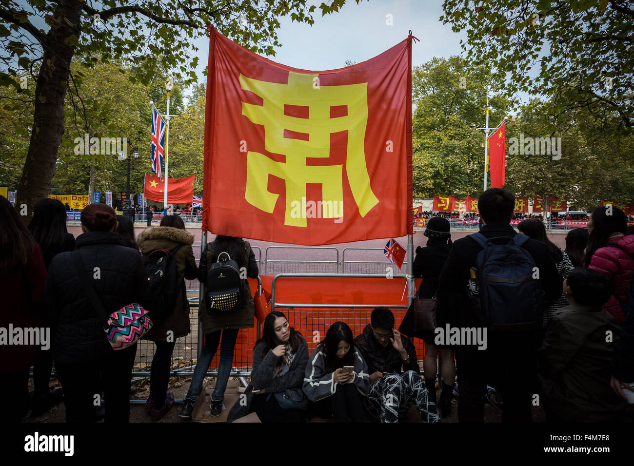 London, UK. 20th October, 2015. Chinese supporters wait for President Xi Jinping as part of the Queen’s Royal welcoming procession down The Mall beginning his state visit Credit:  Guy Corbishley/Alamy Live News Stock Photo