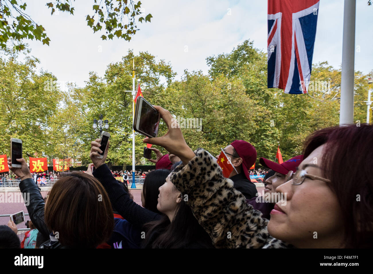 London, UK. 20th October, 2015. Chinese supporters wait for President Xi Jinping as part of the Queen’s Royal welcoming procession down The Mall beginning his state visit Credit:  Guy Corbishley/Alamy Live News Stock Photo