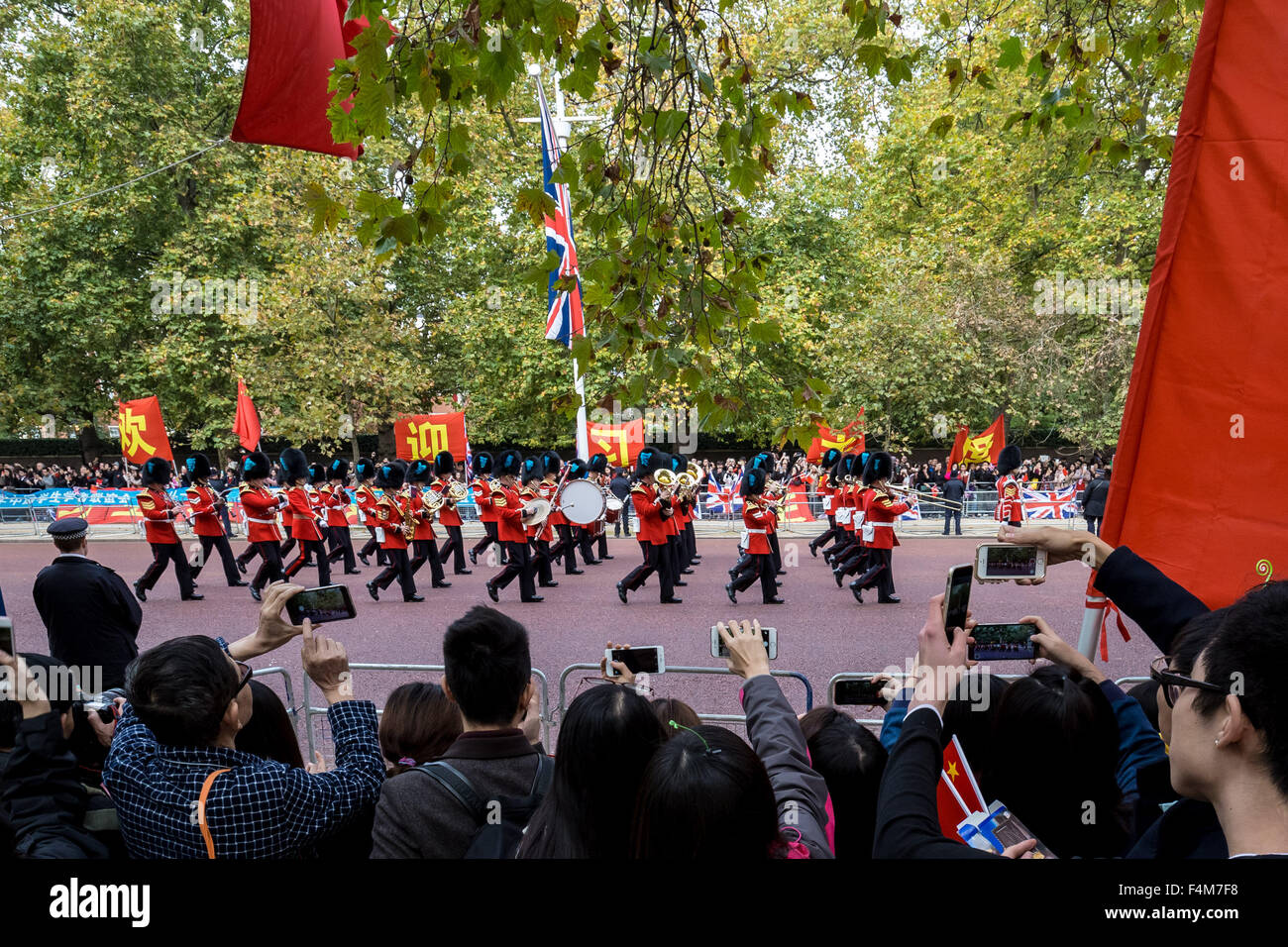 London, UK. 20th October, 2015. Chinese supporters wait for President Xi Jinping as part of the Queen’s Royal welcoming procession down The Mall beginning his state visit Credit:  Guy Corbishley/Alamy Live News Stock Photo